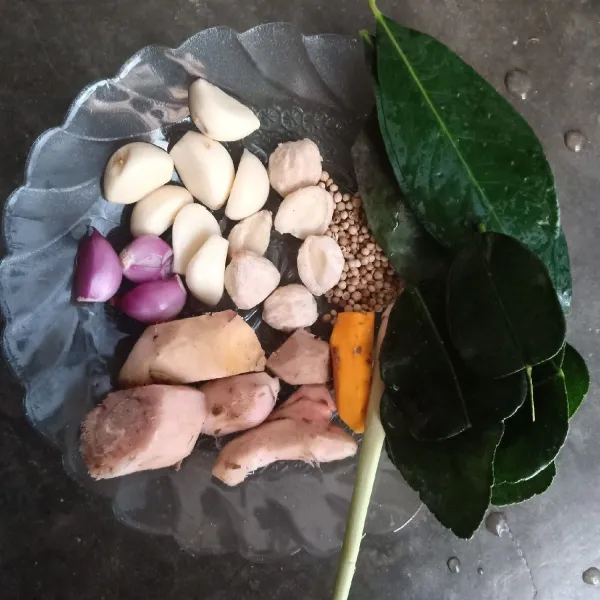 Siapkan bumbu yang dibutuhkan. Blender terpisah antara laos dan air serta bumbu lain (kunyit, jahe, ketumbar, bawang merah, bawang putih, kemiri).