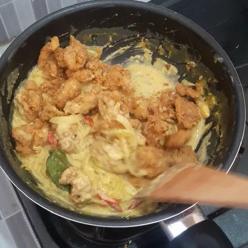 Untuk menjaga ayam tetap crispy, masukkan ayam setelah saus dingin. Taburi wijen. Sajikan