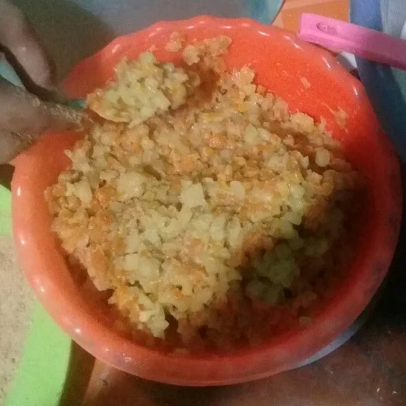 Potong kentang kecil-kecil dan wortel dan kol sekaligus cabai.