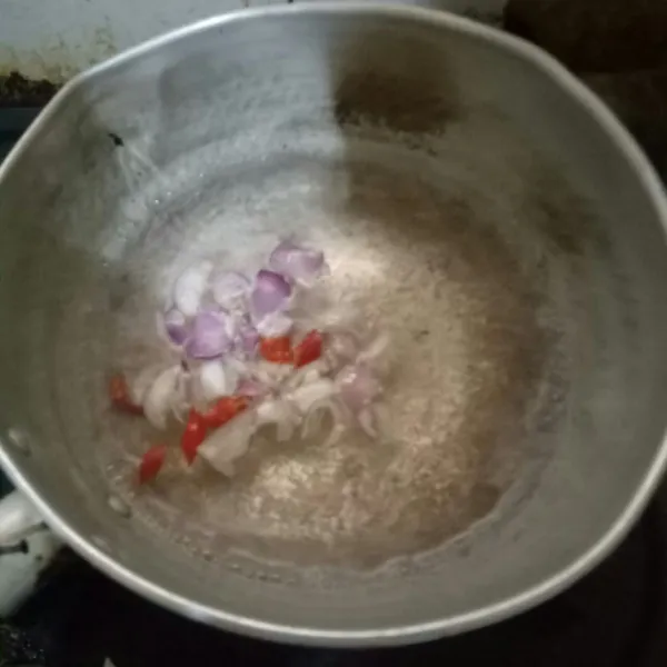 Setelah mendidih, masukan irisan bawang dan cabe yang btelah dipersiapkan.