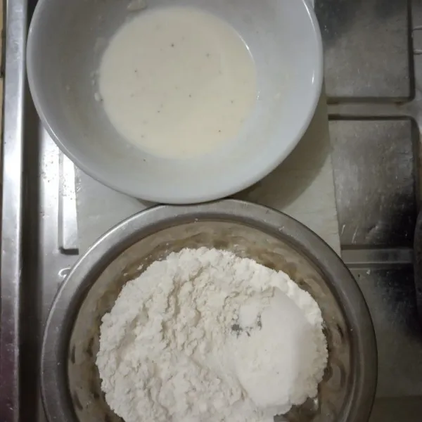 Siapkan campuran tepung terigu dan tepung sajiku, pisahkan sedikit campuran tepung untuk lapisan basah.