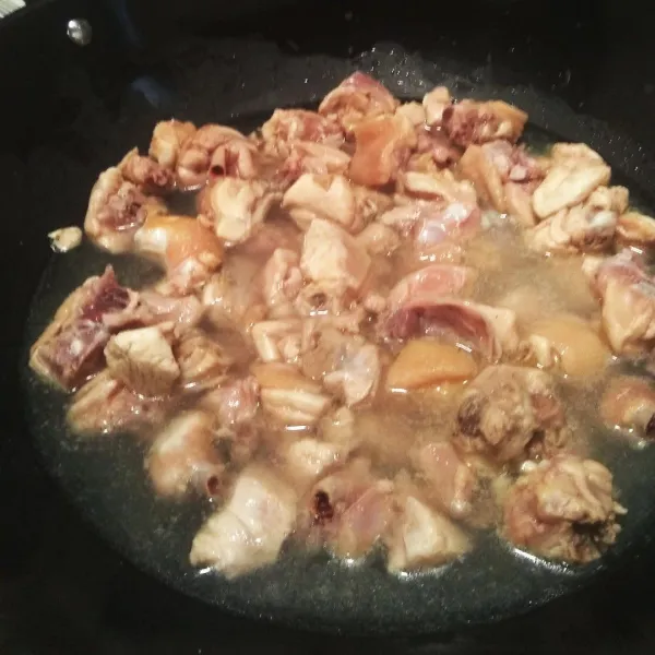 Rebus ayam dengan 600 ml air, masukkan penyedap rasa sesuai selera, agar rasa ayam tidak hambar.