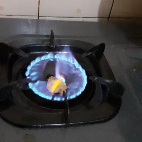 Panaskan kompor, panggang belacan hingga harum.