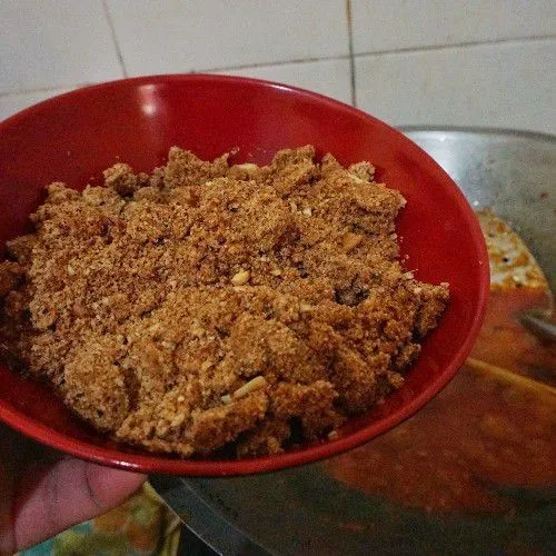 Setelah bumbu harum, masukan kacang sangrai yang sudah dihaluskan. Tambahkan air matang 300 ml, lalu masukkan air asam jawa, gula jawa, dan garam. Masak hingga saus kacang mengental dan matang.

Tips saus kacang : kacang sangrai, cabai merah sesuai selera, bawang merah, bawang putih, daun salam, batang serai, daun jeruk, terasi, air asam jawa, garam, gula jawa.