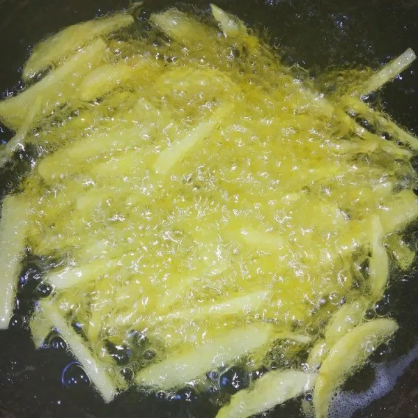 Panaskan minyak goreng kemudian goreng kentang.
