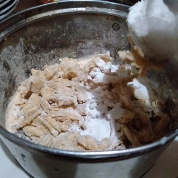 Cuci bersih jamur tiram, potong dadu dan tiriskan. Masukkan tepung krispi serba guna.