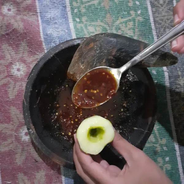 Masukkan ulekan petis ke dalam timun.