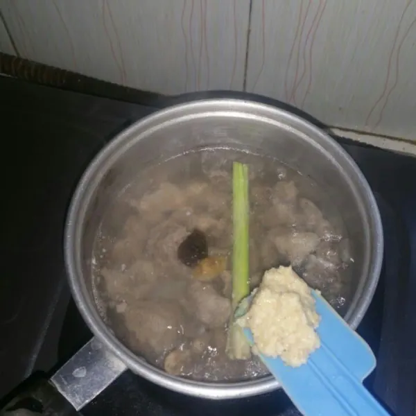 Didihkan air, masukan daging dan bumbu halus, serai, laos, daun salam, jahe, dan asam jawa. Masak sampai daging empuk.
