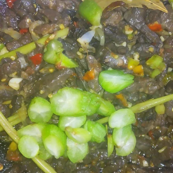 Masukkan belimbing yang telah dipotong. Campur merata.