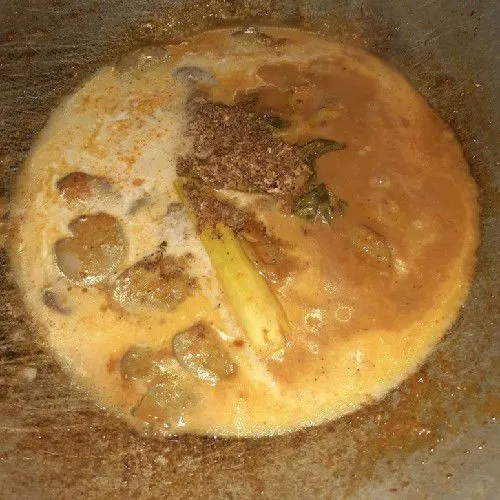 Jika sudah mendidih masukkan santan kental dan kelapa sangrai tadi tunggu hingga mendidih dan kuah mengering.