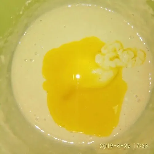 Masukkan mentega cair dan aduk rata, setelah itu diamkan adonan kurang lebih 20 menit.