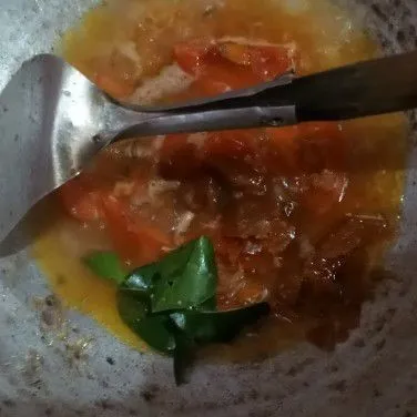 Setelah wangi, masukkan air setengah gelas, gula merah dan daun jeruk.