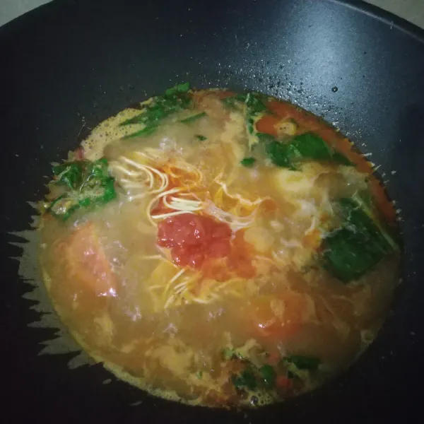 Setelah mendidih masukkan mie, telur ayam, dan saus sambal. Masak hingga mie matang.