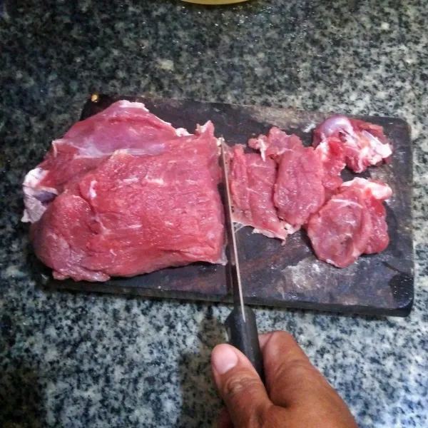 Potong daging sapi dengan ketebalan 2 cm. Sisihkan. Haluskan semua bahan bumbu halus.