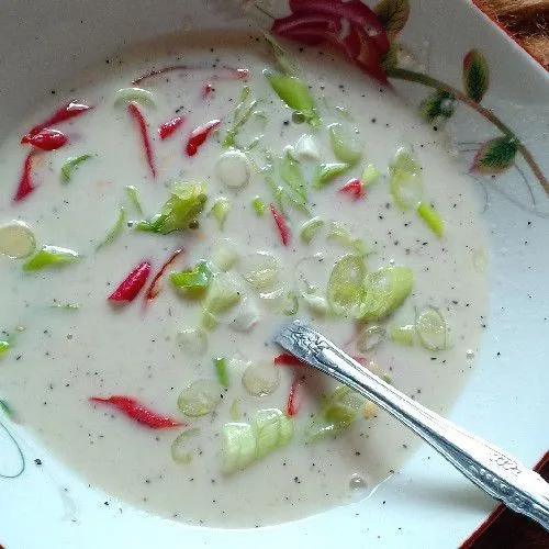 Larutkan tepung serba guna menggunakan air dengan kekentalan sedang (jangan terlau kental & jangan terlalu encer) lalu tambahkan irisan daun bawang dan cabai, aduk rata.