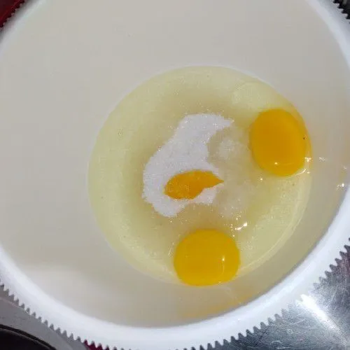 Mixer telur, gula, ovalet hingga mengembang, putih, kental dan berjejak.