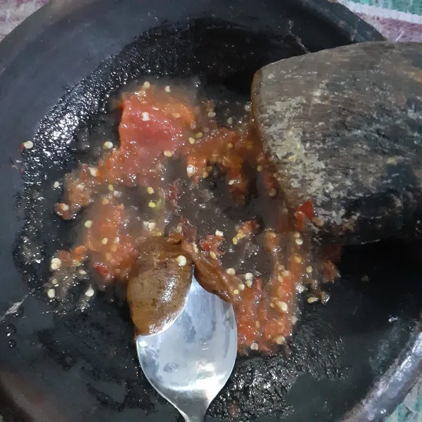 Ulek dan beri tambahan petis madura.