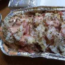 Campur mayonnaise dan saus sambal, kemudian oleskan diatas kentang. Kemudian beri parutan mozarella dan bubuk Oregano secukupnya.