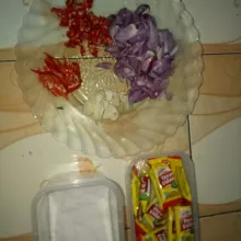 Kemudian siapkan bumbu sambal matah. Rajang bawang merah, bawang outih, dan cabai.