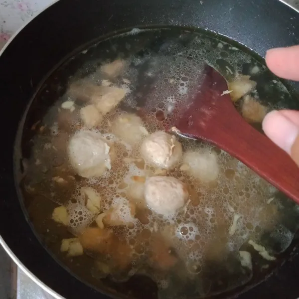 Masukkan bakso.