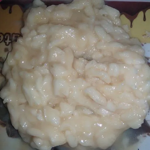 Kupas buah sirsak, buang bijinya lalu potong kecil-kecil.