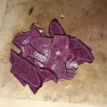 Kupas ubi, cuci bersih, dan iris-iris.