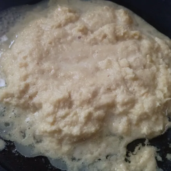 Tumis laos yang sudah di blender hingga air susut.