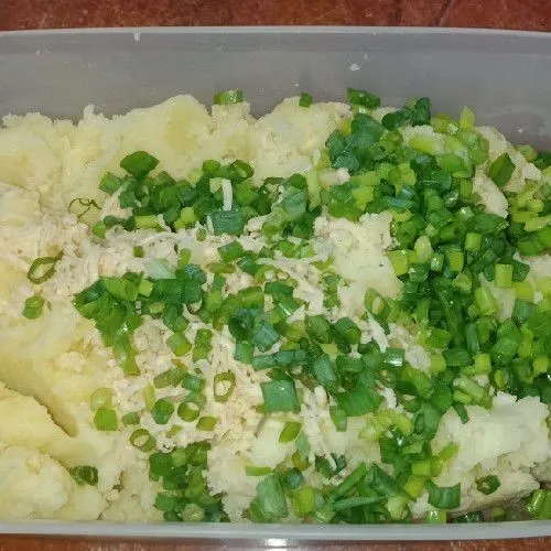 Masukkan kentang yang sudah dihaluskan, keju parut, daun bawang, lada, garam, dan penyedap rasa dalam satu wadah. Aduk rata.