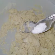 Masukkan garam, aduk hingga rata.