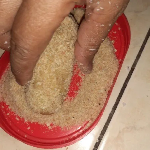 Guling-gulingkan adonan di tepung panir.