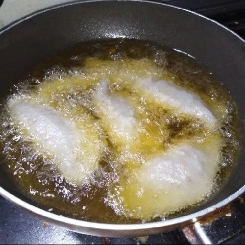 Panaskan minyak goreng, goreng pempek hingga kecoklatan. Angkat dan tiriskan.