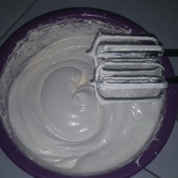 Mixer dengan speed tinggi sampai adonan putih kental berjejak.