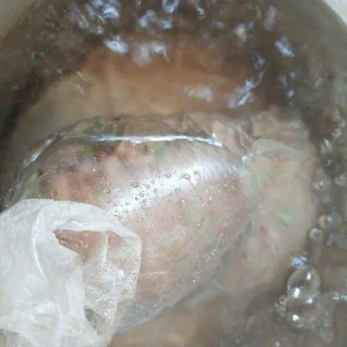 Rebus dalam air mendidih kurang lebih 25 menit.