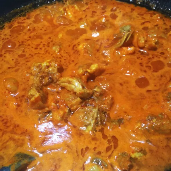 Bumbu sudah di masukkan kedalam air rebusan ayam yang mendidih.