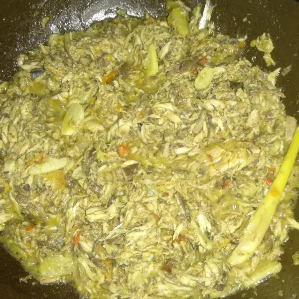 Setelah bumbu harum dan kering, masukkan tongkol yang sudah di suwir-suwir, aduk rata, dan masukan sedikit air. Aduk sampai air sedikit mengering.