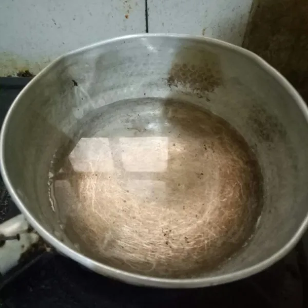 Panaskan air dalam panci hingga air tersebut mendidih.