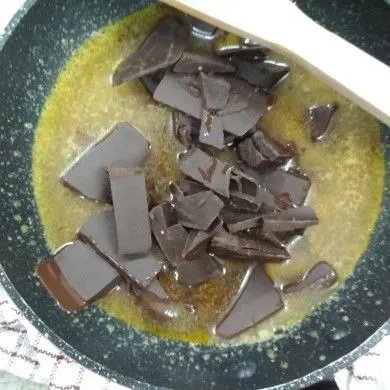 Cairkan margarin dan dark cooking chocolate yang sudah dipotong-potong, setelah coklat cair lalu sisihkan hingga suhu normal.
