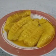 Letakkan pisang di wadah dan penyet pisang dengan garpu hingga pipih.