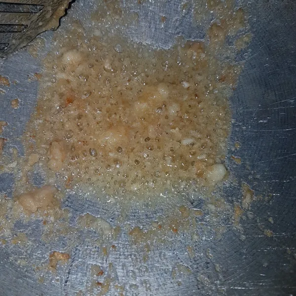 Tumis 2 sdt bawang putih dan ebi dengan sedikit minyak hingga wangi.