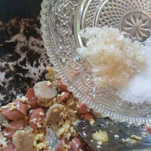 Lalu masukkan garam, penyedap, dan gula pasir.