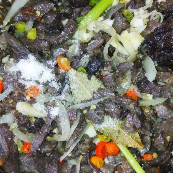 Masukkan kaldu bubuk dan gula pasir jika suka ada rasa manisnya. Kemudian campur merata.