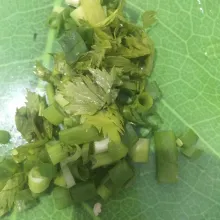 Iris daun bawang dan seledri.