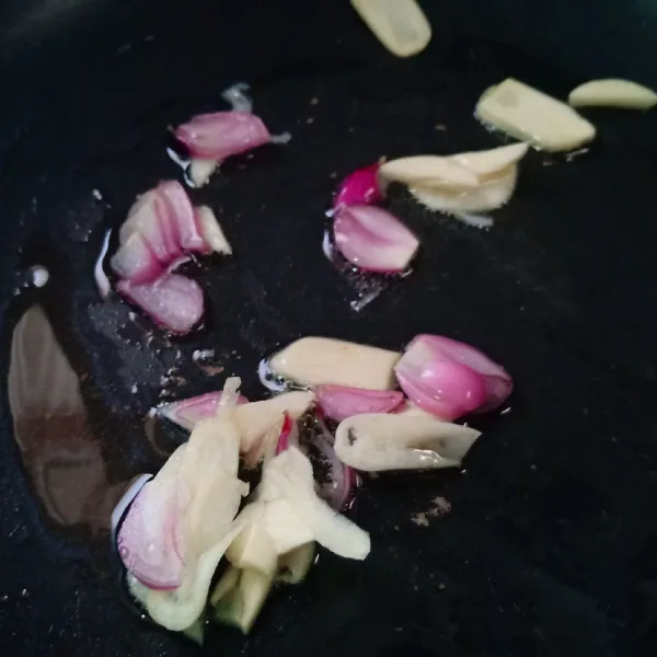 Iris tipis bawang merah dan bawang putih, tumis hingga harum.