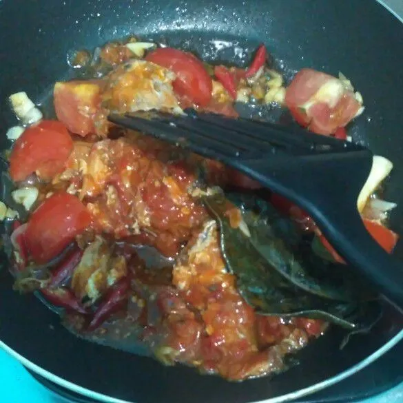 Setelah harum, masukkan sarden tumis lagi hingga harum.