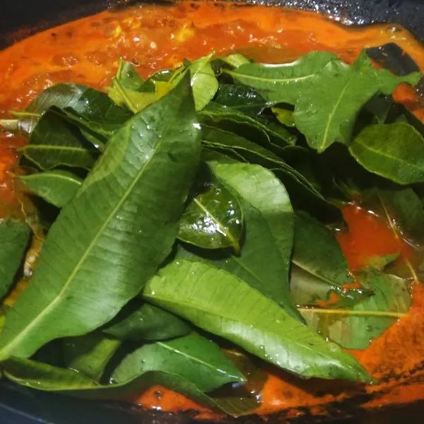 Masukkan daun kedondong dalam rebusan ayam sampai layu, dan kuahnya mulai terasa asam, jika ada yang suka lebih asam lagi, bisa ditambahkan dengan asam jawa sesuai selera.