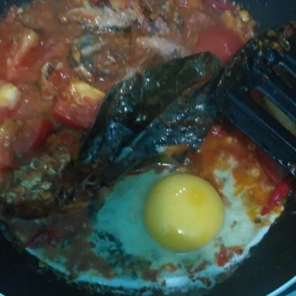 Setelah harum masukan telur dan aduk hingga rata lalu tambahkan garam dan lada bubuk secukupnya.