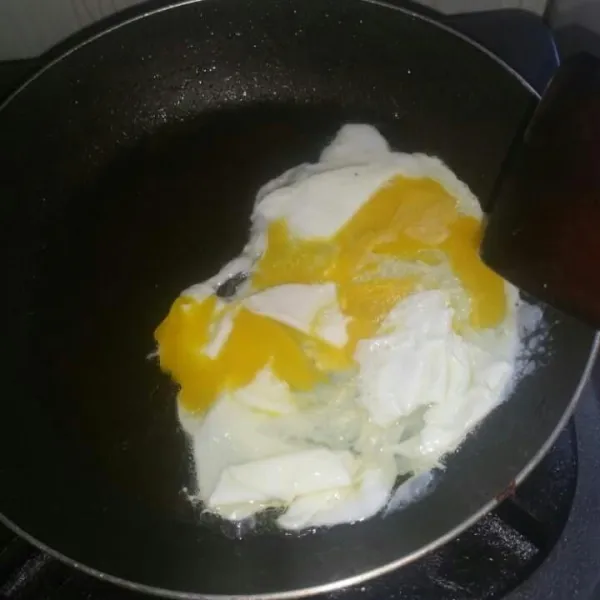 Panaskan minyak lalu masukan telur, aduk orak-arik sampai matang. Angkat dan sisihkan dahulu.
