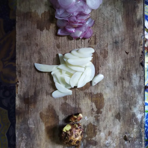 Bawang putih dan bawang putih diiris-iris, sementara kunci dicuci bersih lalu di geprek.