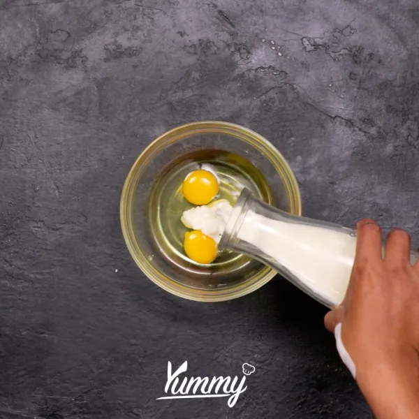 Campurkan telur, susu cair dan air lemon dalam satu wadah lalu aduk hingga tercampur rata. Sisihkan.
