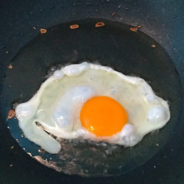 Goreng telur di minyak setelah menggoreng bawang.